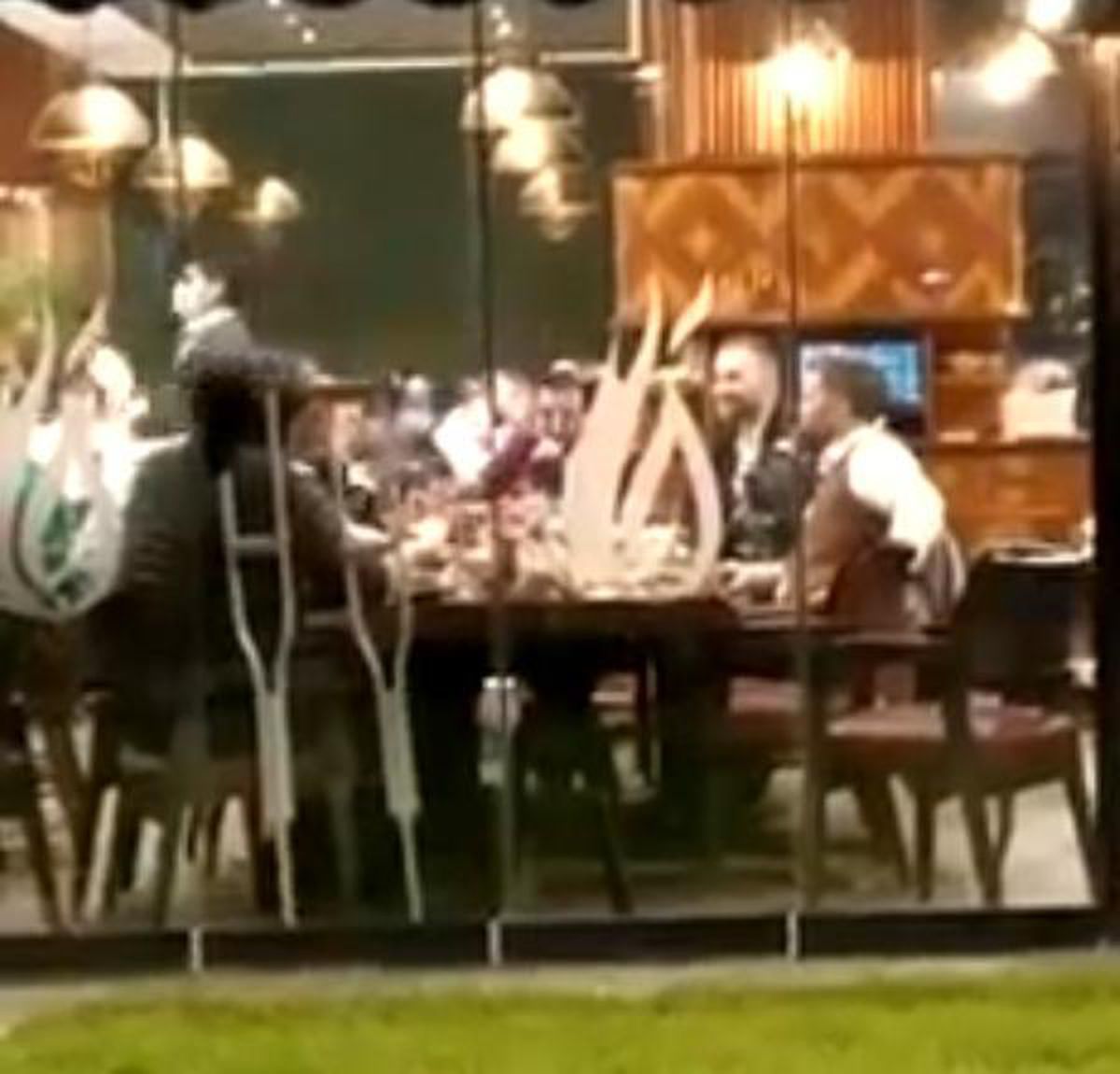 Kısıtlamaya rağmen açık restoranda yemeğe 51 bin lira ceza