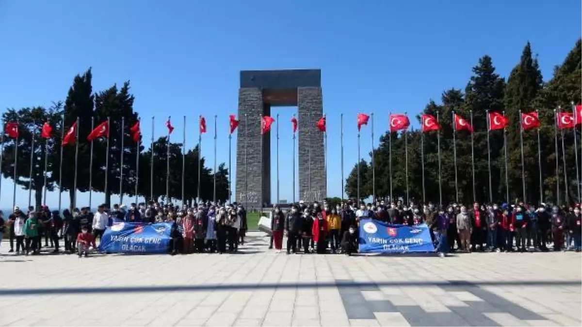 ÇANAKKALE - "Yarın Çok Genç Olacak Projesi" kapsamında Çanakkale\'ye gelen 160 öğrenci şehitlikleri ziyaret etti