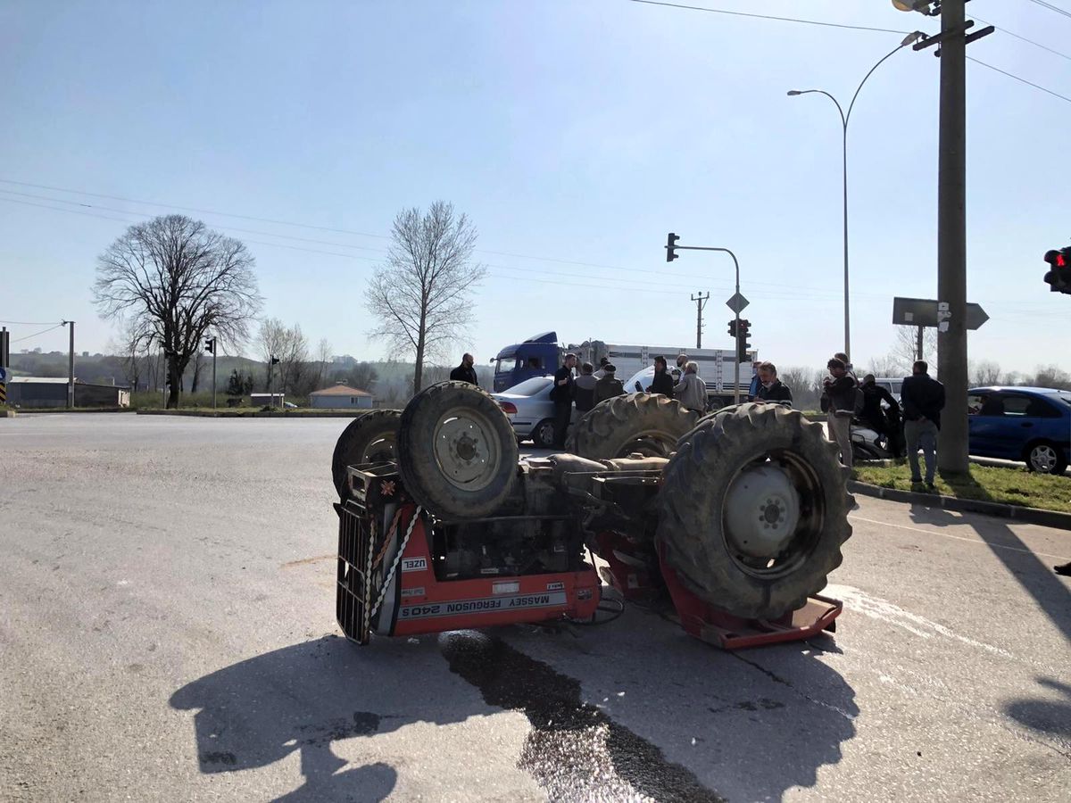 Otomobil ile çarpışan traktör takla attı: 1 yaralı