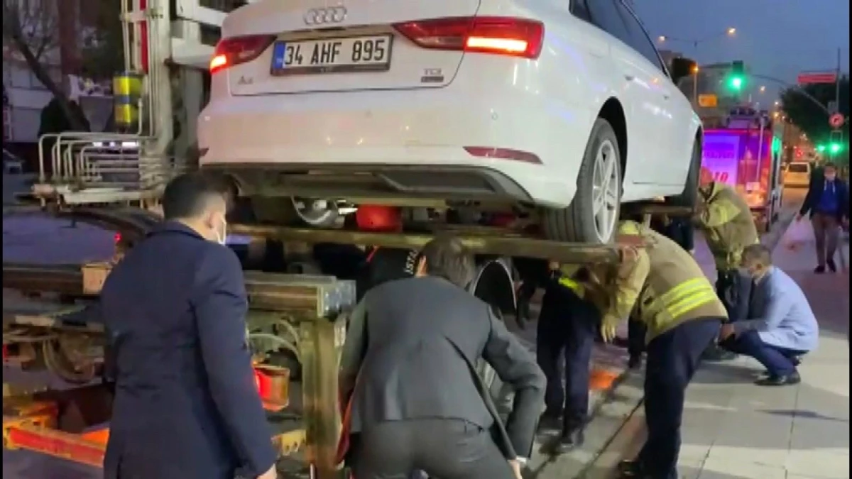 Pendik\'te araç motoruna sıkışan kedi, belediye başkanının ihbarıyla kurtarıldı