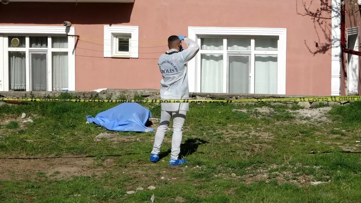 Polisten kaçamayacağını anlayan şüpheli, silahla kendini vurup yaşamına son verdi