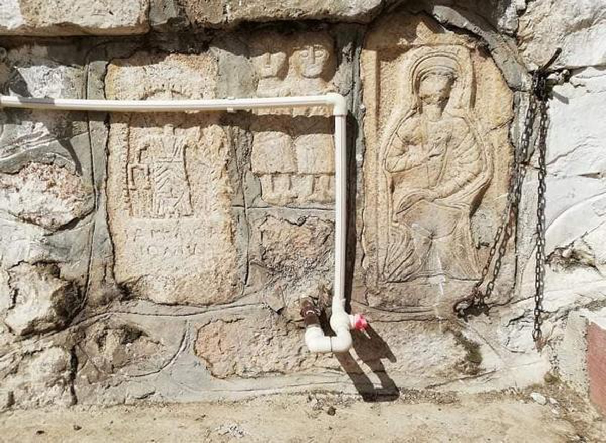 Roma duvarına plastik çeşmeyle gündeme gelen mahallede 25 eser tespit edildi