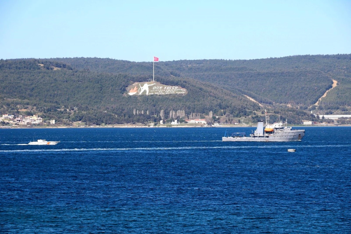 Bulgar mayın avcı gemisi Çanakkale Boğazı\'ndan geçti