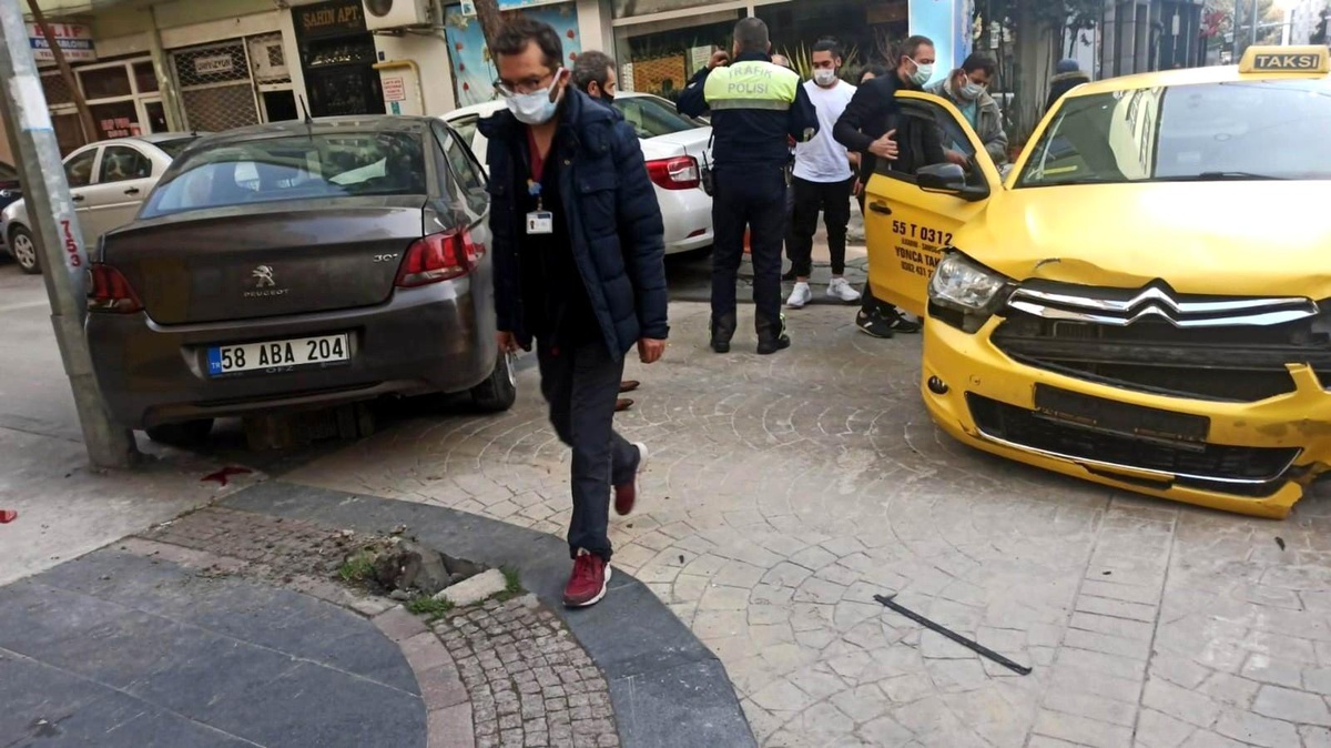 Samsun\'da kaza yapan otomobil kaldırımdaki yayaya çarptı: 1 yaralı
