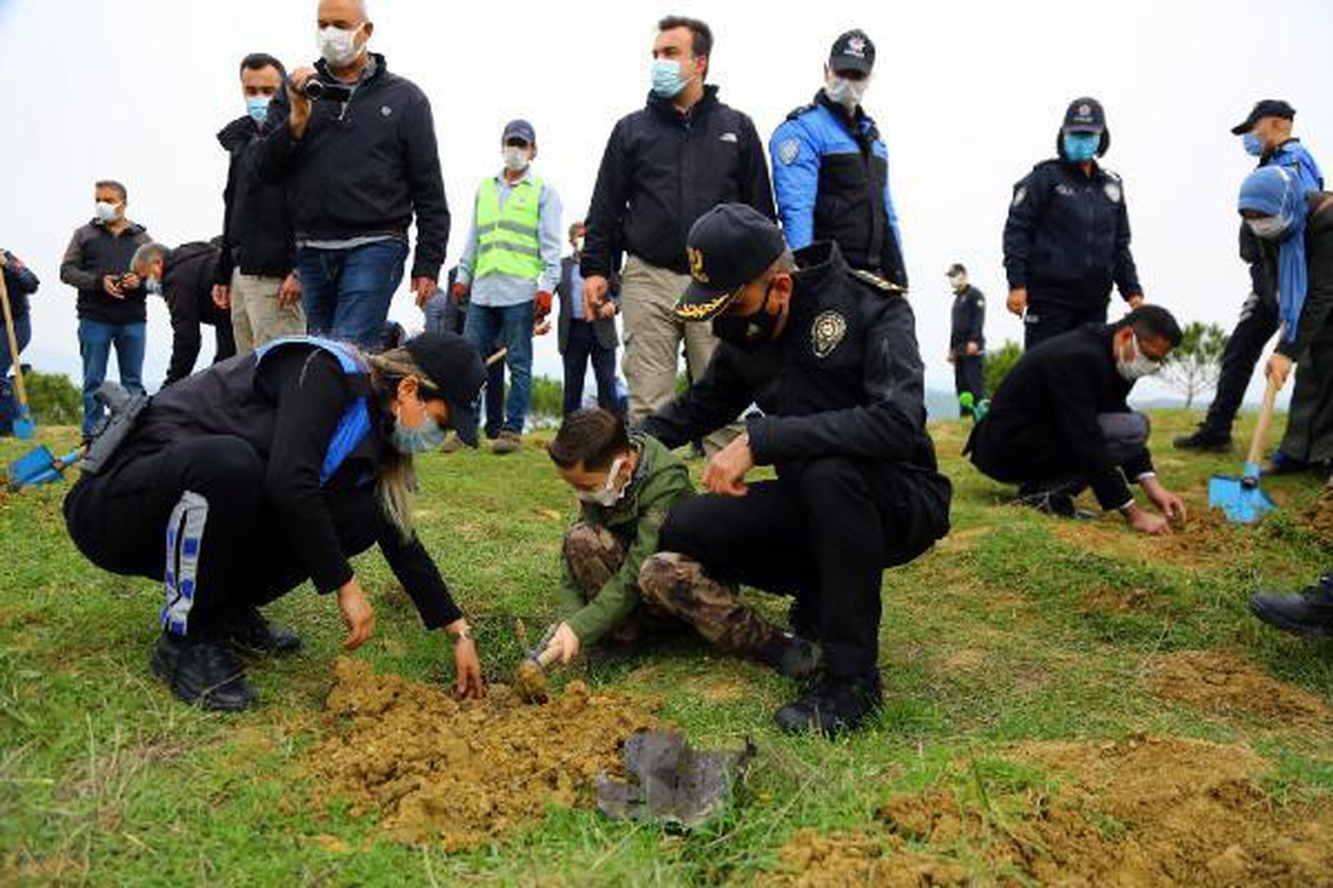 Son dakika haberi | Şehit 135 polis için Adana\'da 135 fidan toprakla buluştu