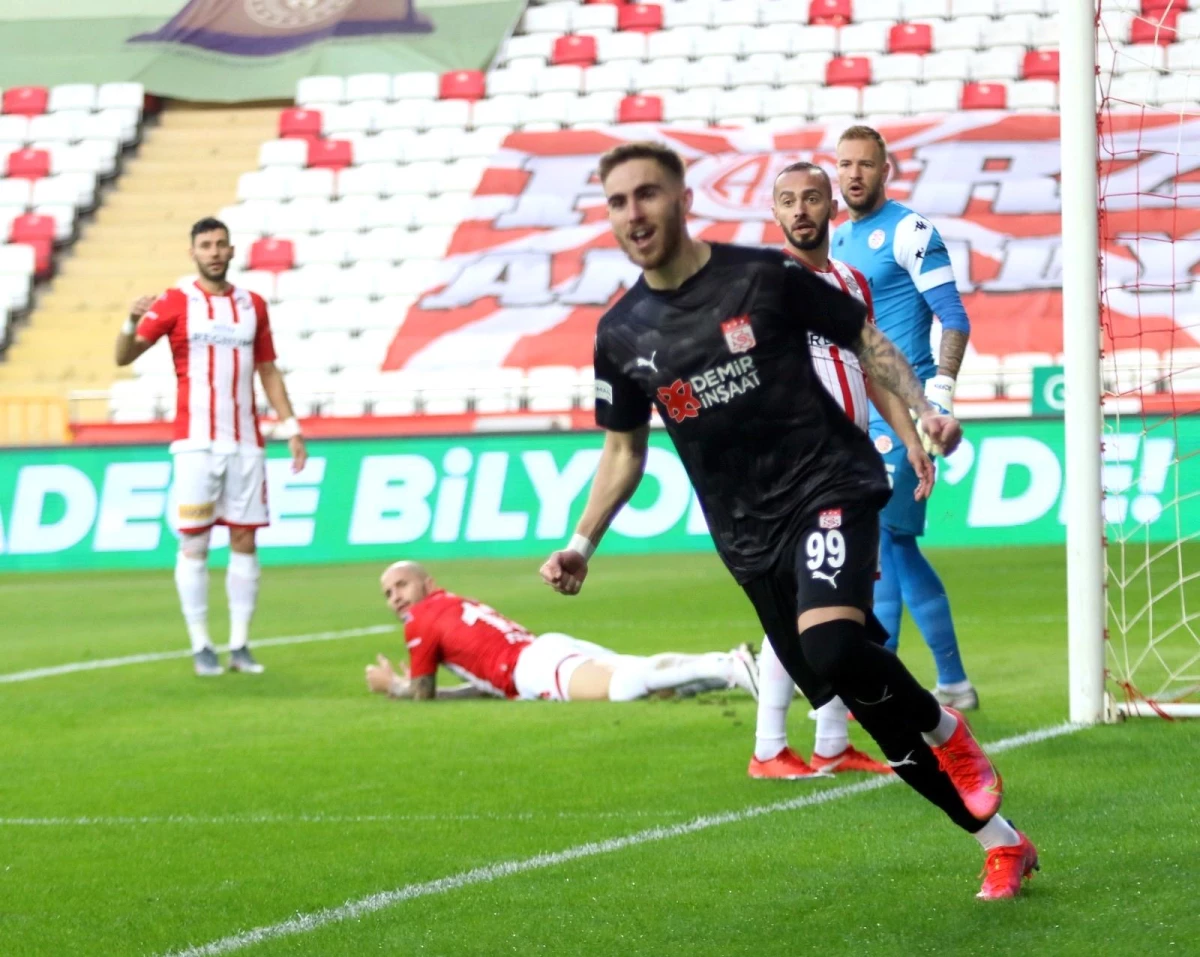 Süper Lig: FT Antalyaspor: 1 - DG Sivasspor: 2 (İlk yarı)