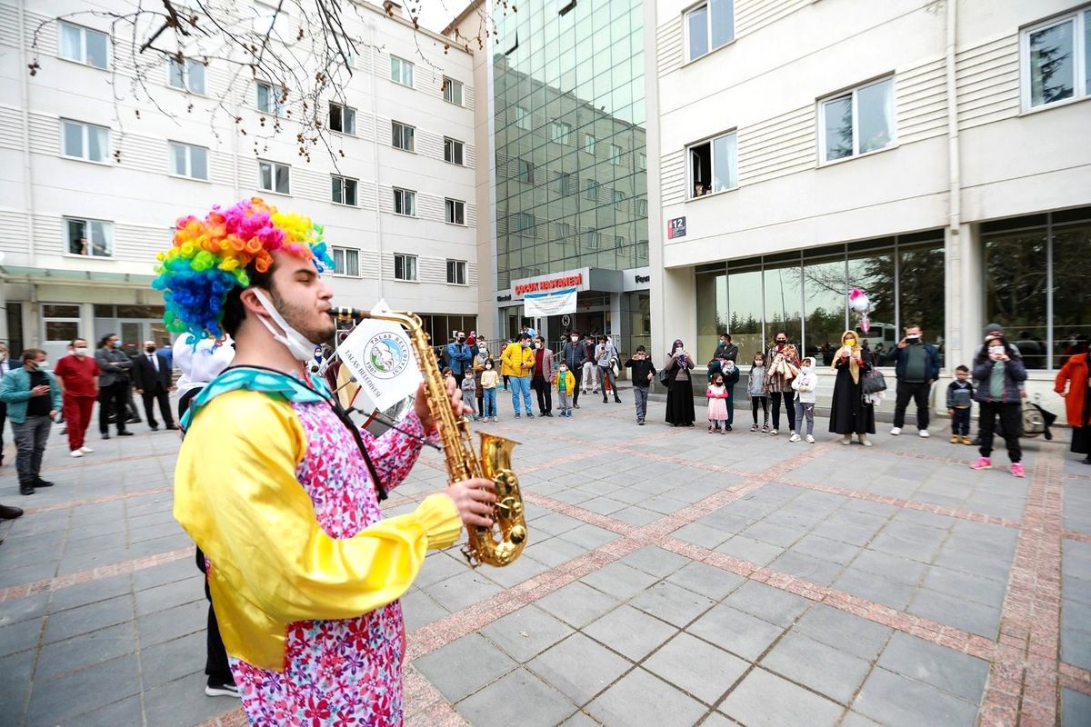 Son dakika haber: "Maskot Bandosu" kanser tedavisi gören çocuklara konser verdi