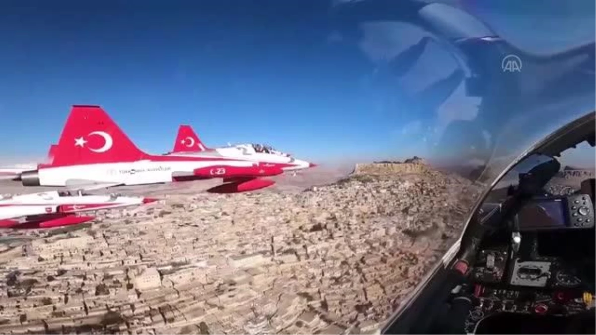 "Türk Yıldızları" gösteri uçuşu