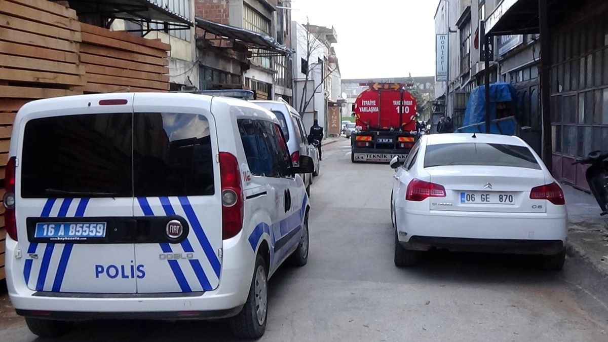 Yangında onlarca mobilya takımı zarar gördü