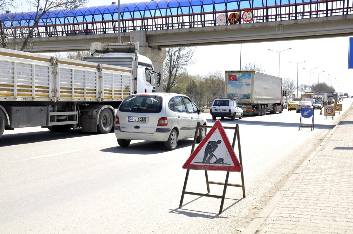 Yol çalışması kilometrelerce araç kuyruğuna sebep oldu