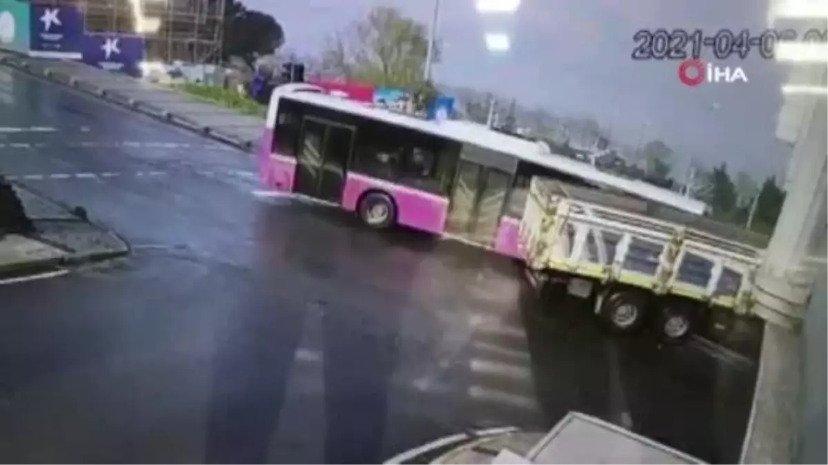 Küçükçekmece\'de yolcu otobüsü ile kamyonun çarpıştığı kaza güvenlik kamerasında