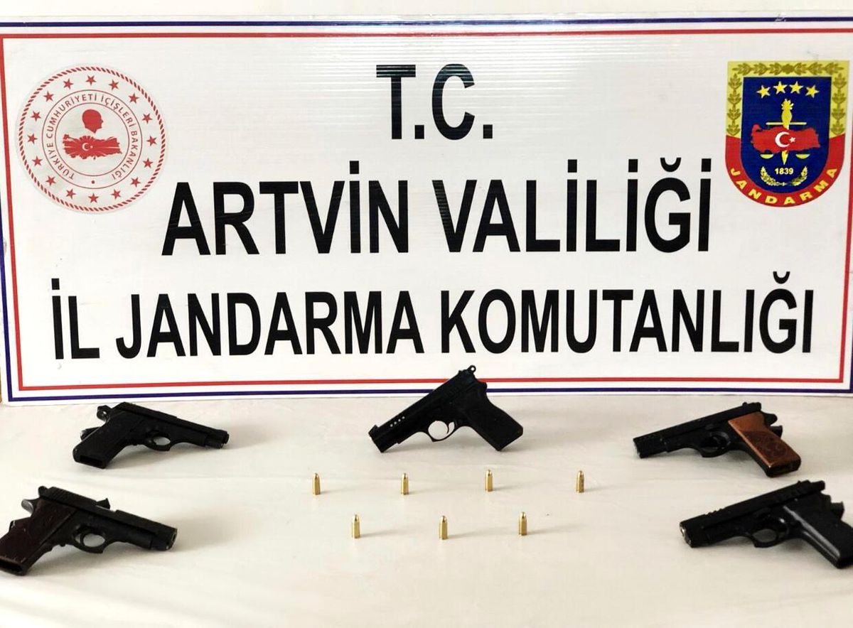 Artvin\'de durdurulan araçta 5 adet ruhsatız tabanca ele geçirildi