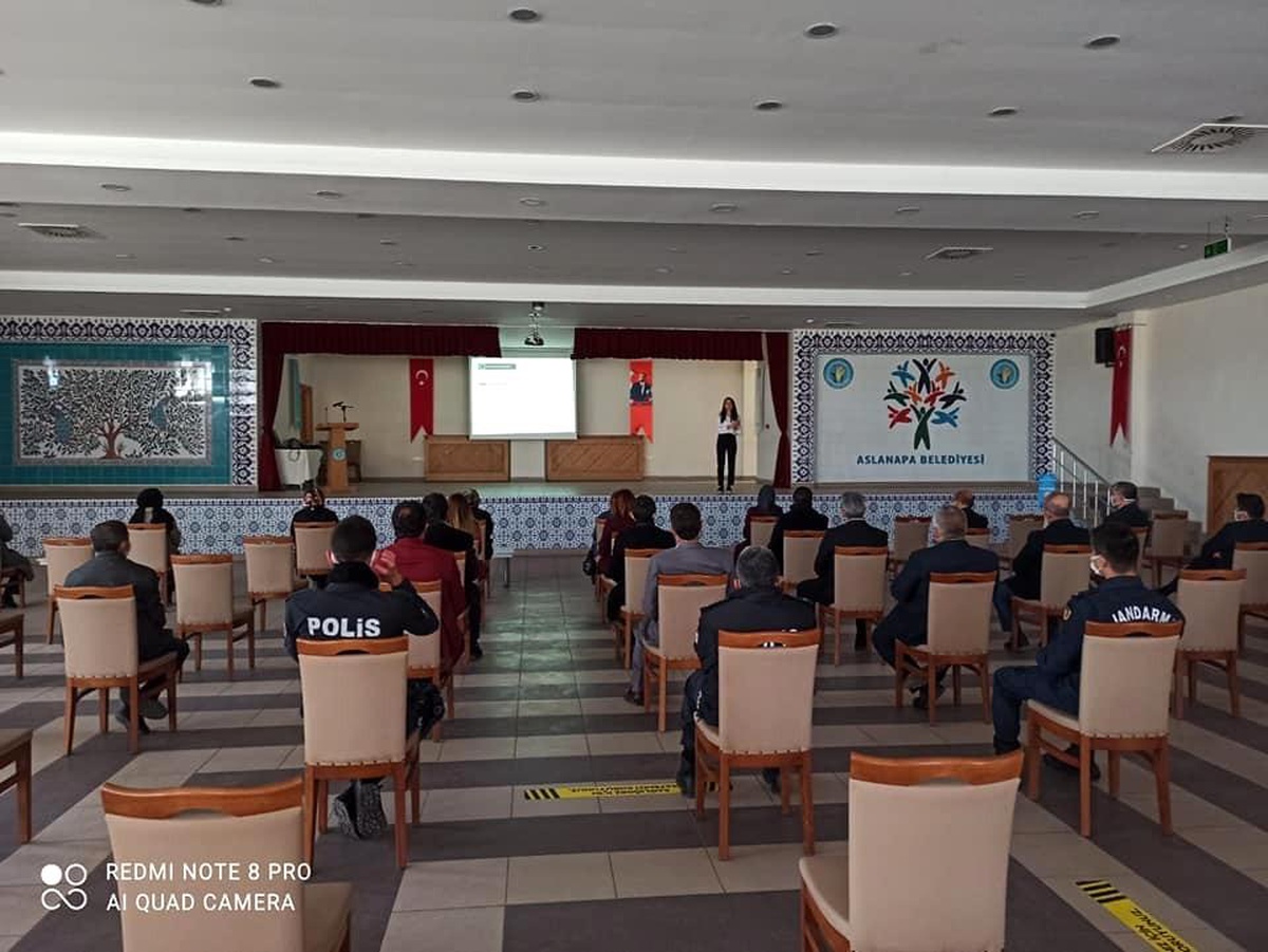 Aslanapa\'da "En İyi Narkotik Polisi Anne" semineri