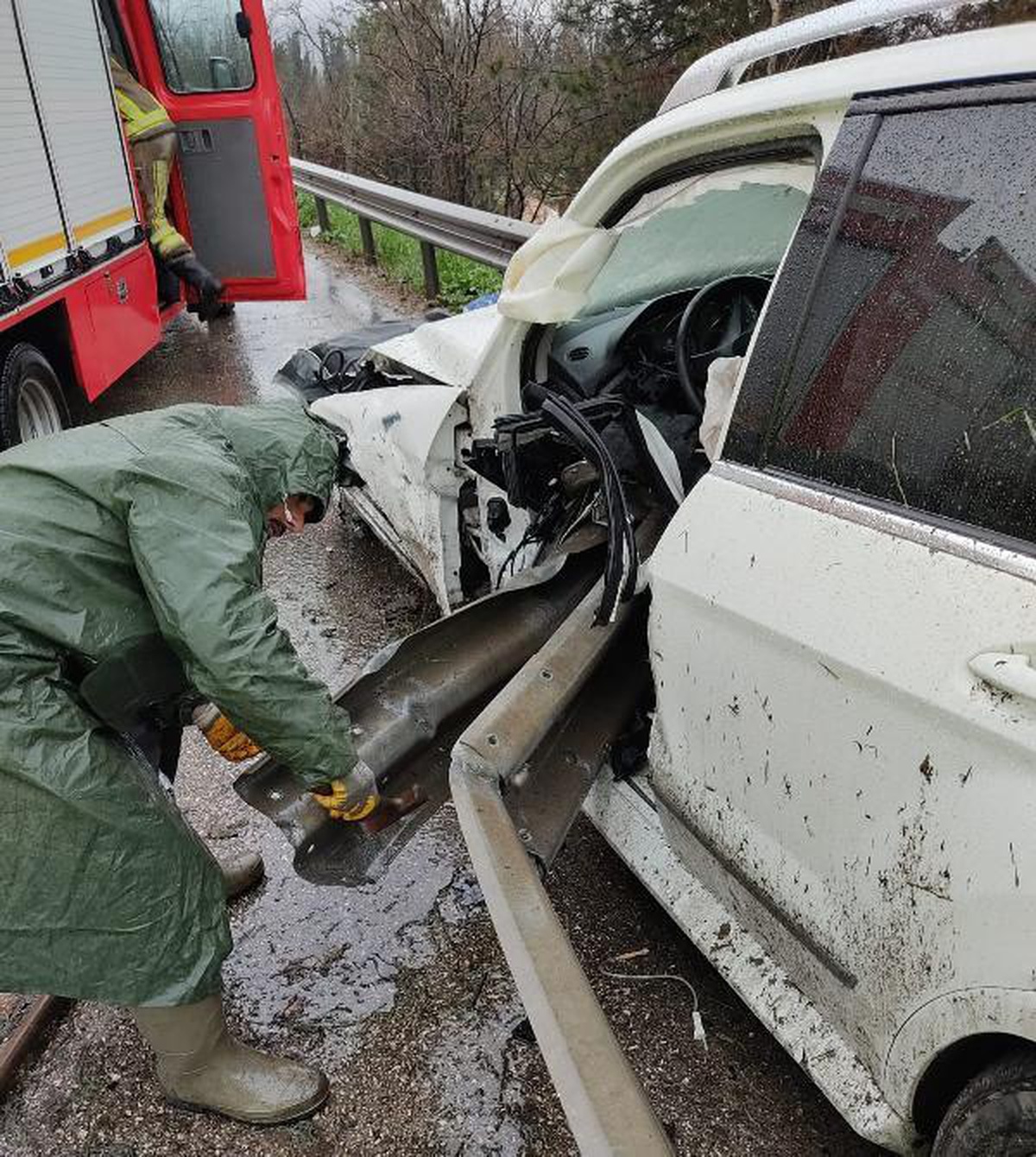 Bariyere çarpan otomobilin sürücüsü yaralandı