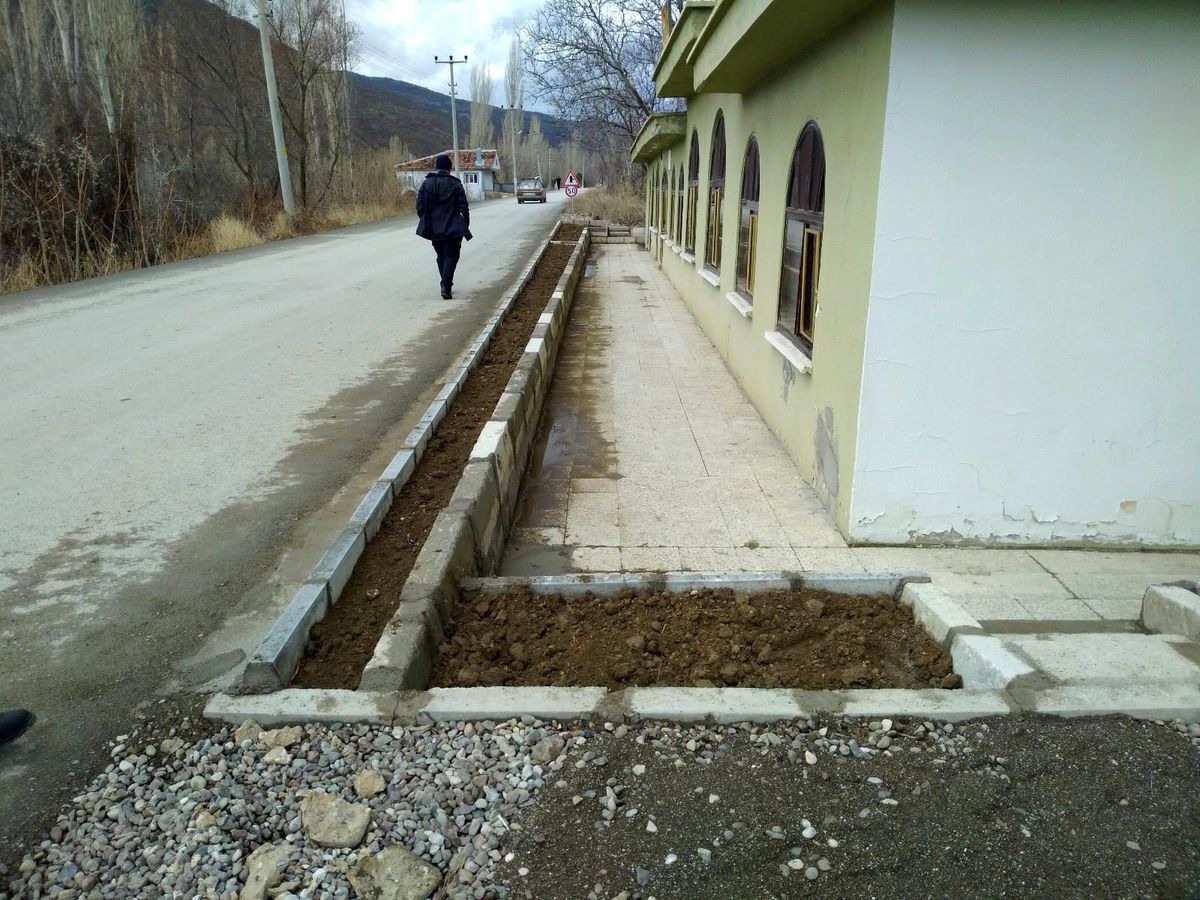 Bayat Belediyesi\'nden Kurt dede türbesinde çevre düzenlemesi