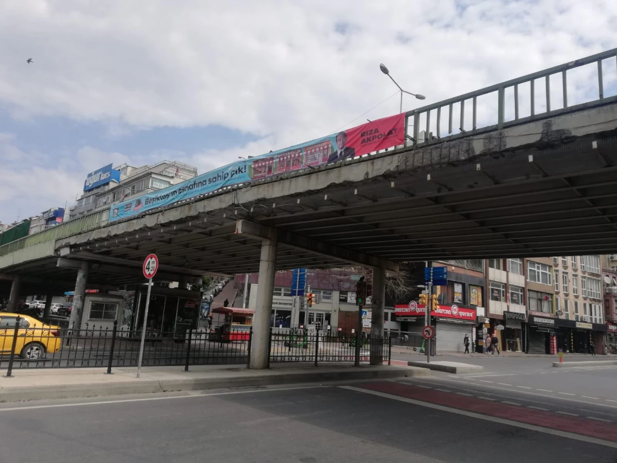 Beşiktaş Meydanı\'nda bulunan Ortaköy\'e bağlayan köprü tehlike saçıyor
