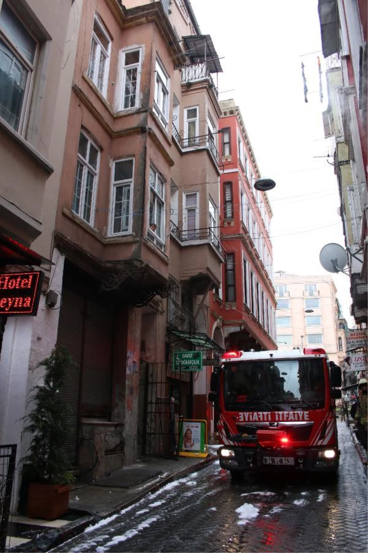 BEYOĞLU\'NDA YANGINDA 2 KİŞİ DUMANDAN ETKİLENDİ