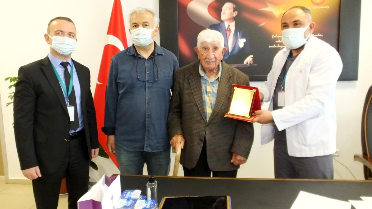 Burhaniye\'de 96 yaşındaki hayırsevere plaketli teşekkür