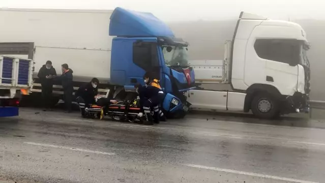 Bursa'da yoğun sis...İki tır çarpıştı: 1 yaralı