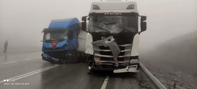 Bursa'da yoğun sis...İki tır çarpıştı: 1 yaralı