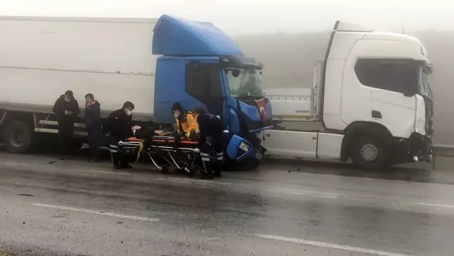 Bursa'da yoğun sis...İki tır çarpıştı: 1 yaralı