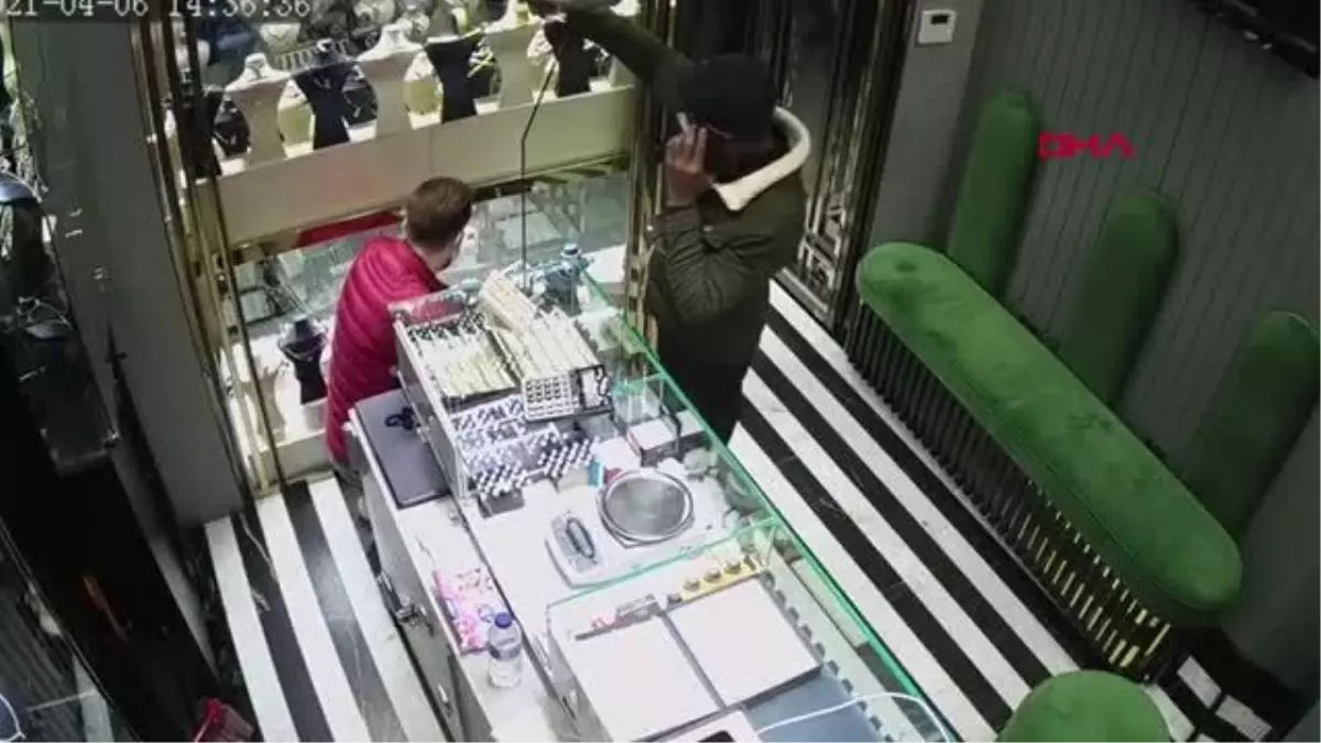 BURSA MÜŞTERİ KILIĞINDA GİRDİĞİ KUYUMCUDAN 20 BİN LİRALIK BİLEKLİK ÇALARKEN KAMERAYA YAKALANDI