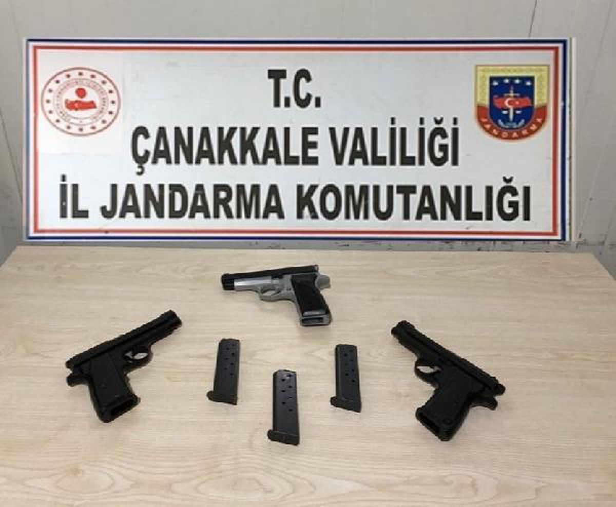 Son dakika... Çanakkale\'de otomobilde 3 ruhsatsız tabanca ele geçirildi