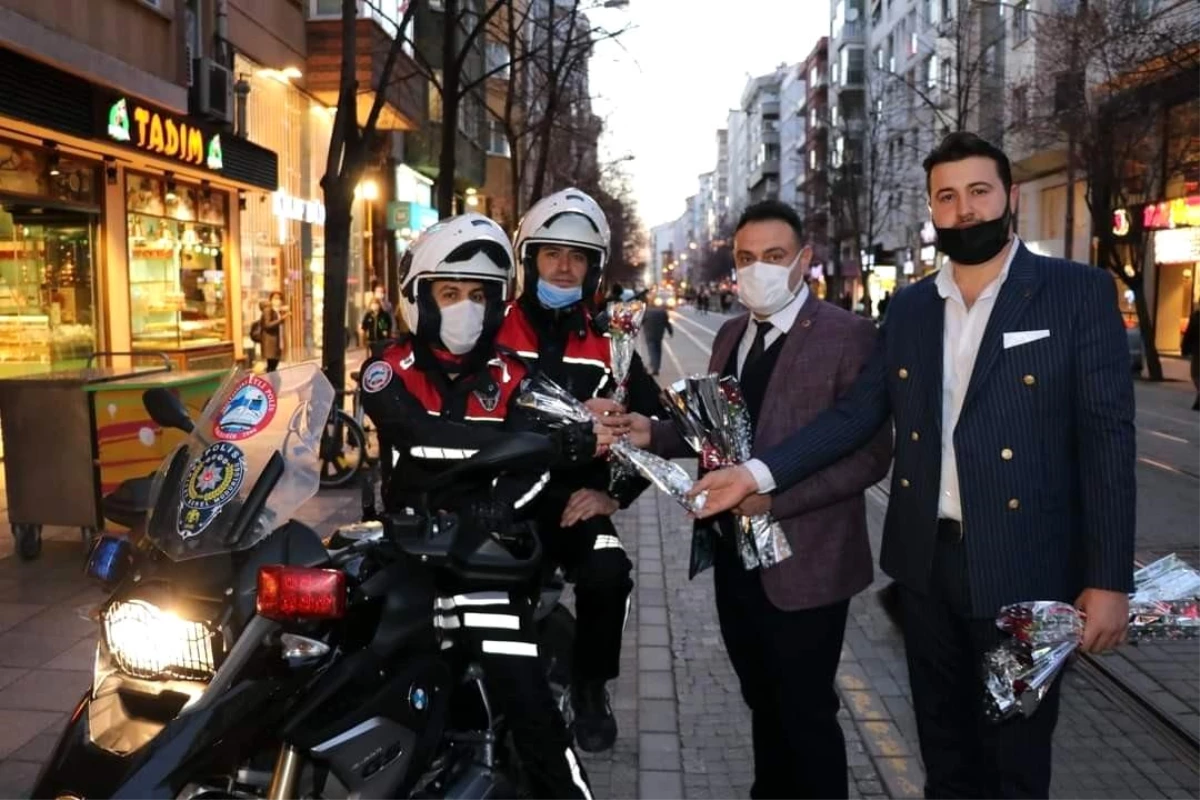 Son dakika yaşam: ÇELDER Başkanı Mehmet Taş, \'Polis Haftası\'nda polislere karanfil dağıttı