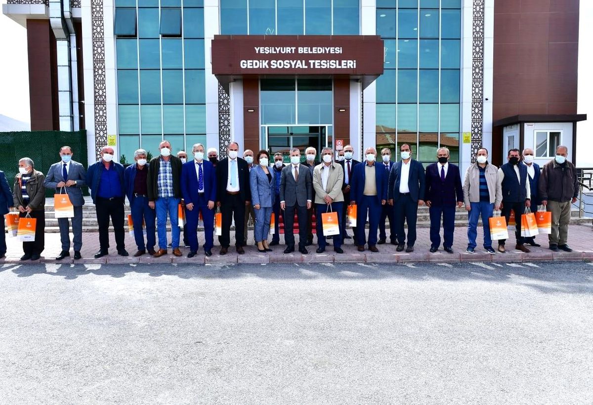 Çınar, Yeşilyurt Belediyesi\'nden emekli olan personellere plaket takdim etti