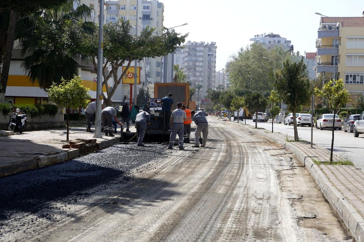 Çınarlı Caddesi\'ne sıcak asfalt çalışması