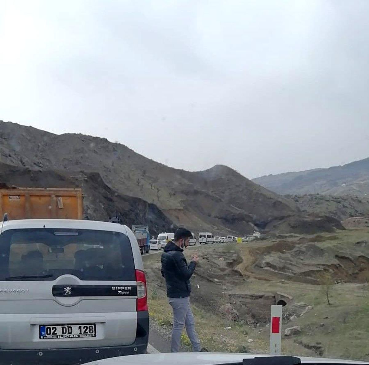 Dev kayalar AdıyamanMalatya Karayolunu trafiğe kapattı