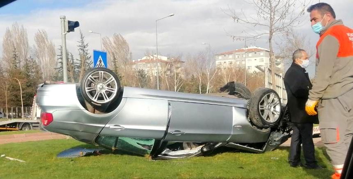 Direksiyon hakimiyeti kaybolan otomobil takla attı