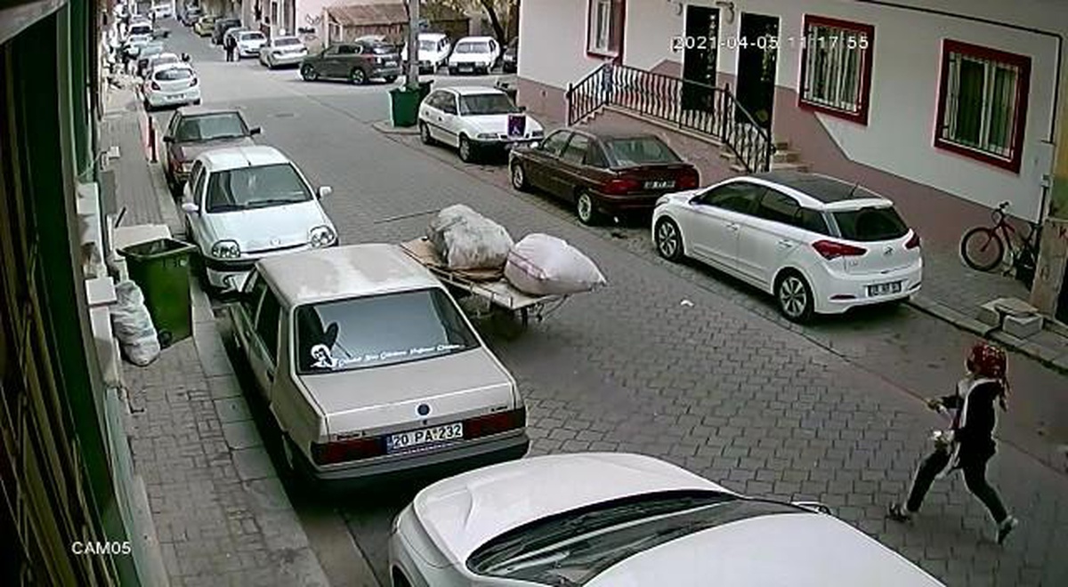 Elinden kaçırdığı arabanın peşinden koştu ama kazaya engel olamadı