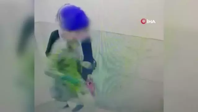 Evlerden hırsızlık yapıp yakalanmamak için kılık değiştirmişler...O anlar kamerada Evlerden hırsızlık yapıp yakalanmamak için kılık değiştirmişler...O anlar kamerada