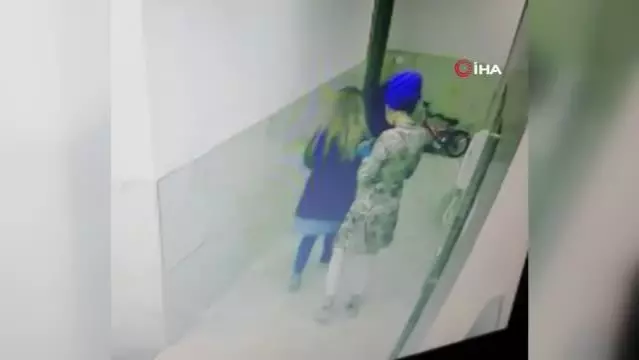 Evlerden hırsızlık yapıp yakalanmamak için kılık değiştirmişler...O anlar kamerada Evlerden hırsızlık yapıp yakalanmamak için kılık değiştirmişler...O anlar kamerada