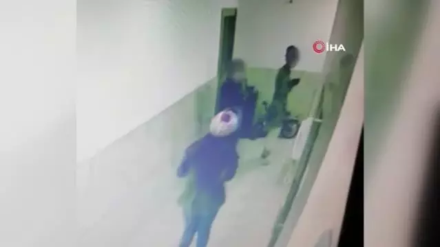 Evlerden hırsızlık yapıp yakalanmamak için kılık değiştirmişler...O anlar kamerada Evlerden hırsızlık yapıp yakalanmamak için kılık değiştirmişler...O anlar kamerada