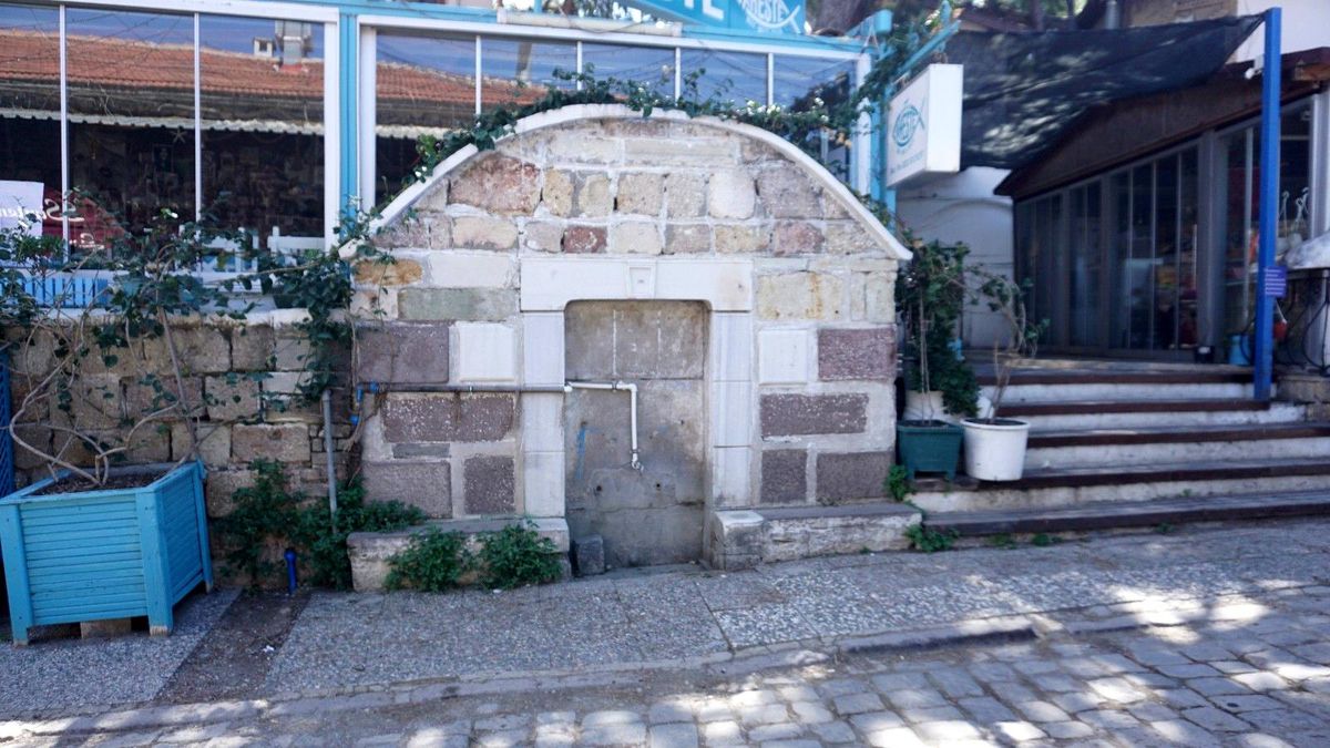 Foça\'da tarihi çeşmeler ilgisiz kaldı, vatandaşlar tepkili