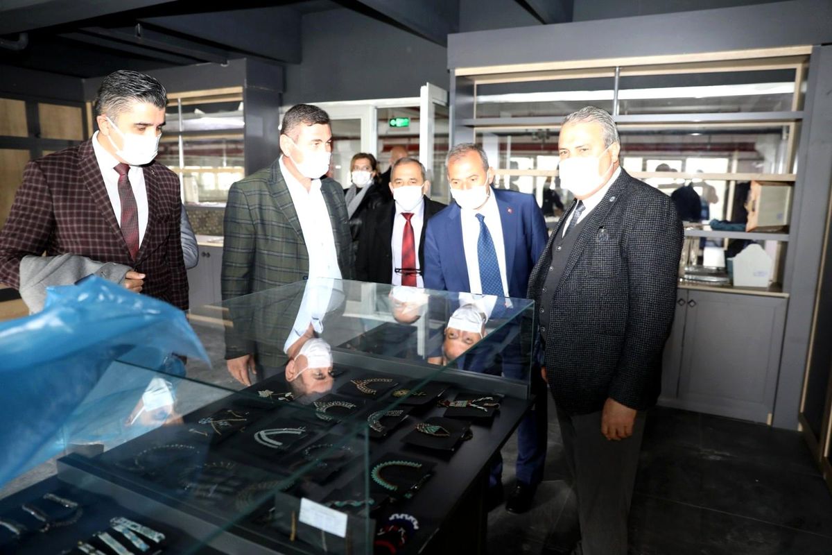 Hanımların el emekleri satışa çıkıyor