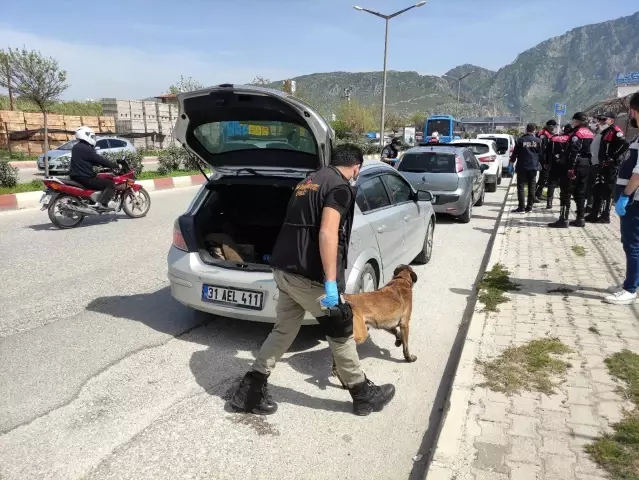 Hatay'da asayiş uygulaması... 285 personel, 34 ekip ile geniş çaplı asayiş uygulaması yapıldı Hatay'da asayiş uygulaması... 285 personel, 34 ekip ile geniş çaplı asayiş uygulaması yapıldı