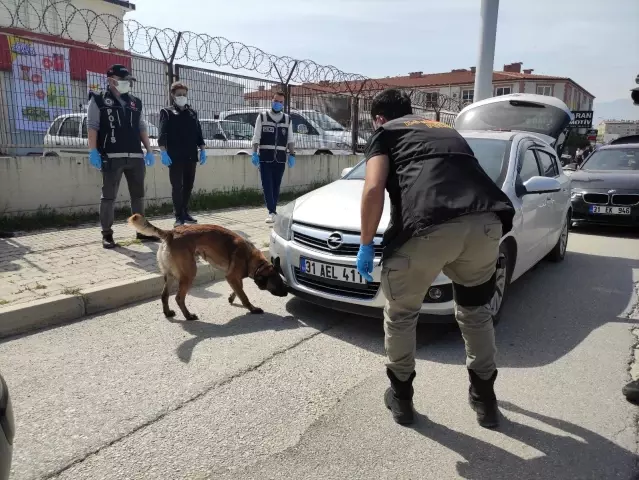 Hatay'da asayiş uygulaması... 285 personel, 34 ekip ile geniş çaplı asayiş uygulaması yapıldı Hatay'da asayiş uygulaması... 285 personel, 34 ekip ile geniş çaplı asayiş uygulaması yapıldı