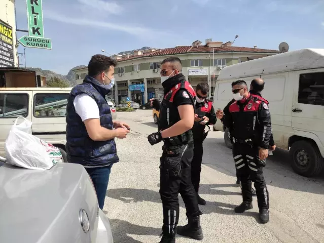 Hatay'da asayiş uygulaması... 285 personel, 34 ekip ile geniş çaplı asayiş uygulaması yapıldı Hatay'da asayiş uygulaması... 285 personel, 34 ekip ile geniş çaplı asayiş uygulaması yapıldı