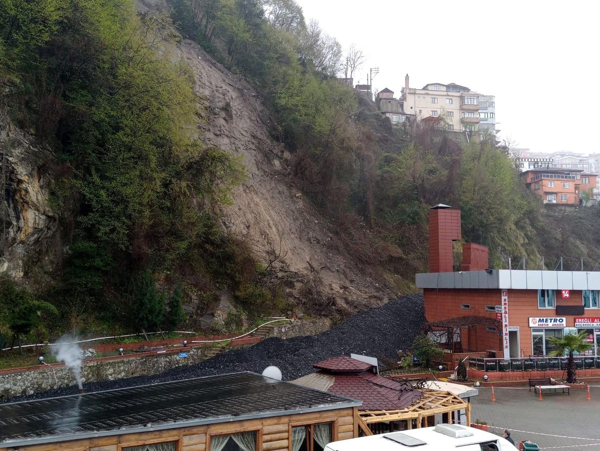 Heyelan nedeniyle 2 katlı bina boşaltıldı