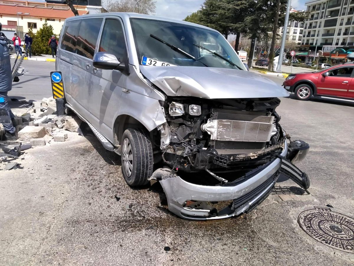 Isparta\'da hafif ticari araç ile minibüs çarpıştı: 1 yaralı