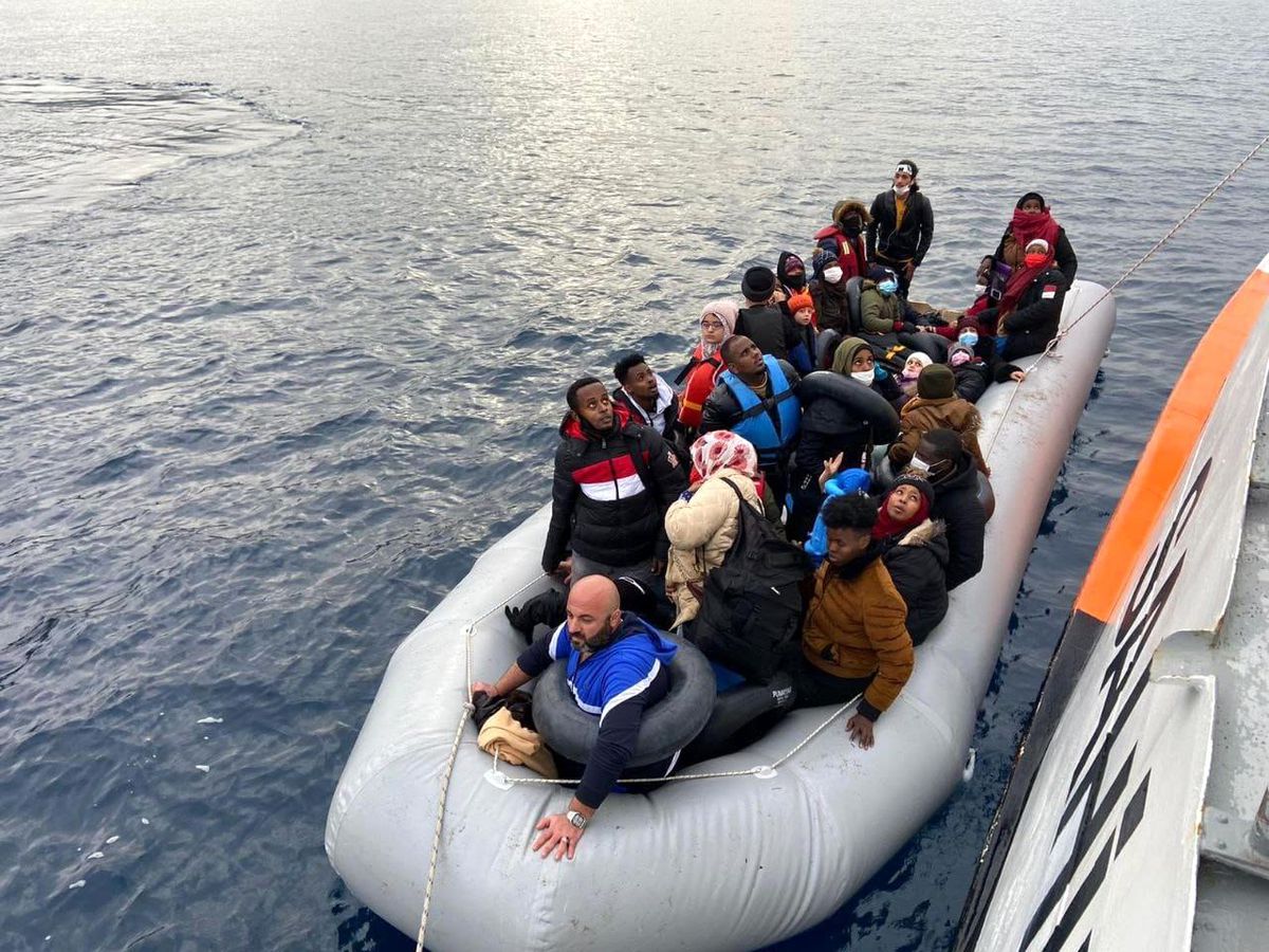 İzmir\'de 64 düzensiz göçmen kurtarıldı