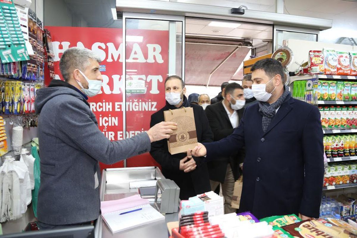 Kağıthane Belediyesi her yaştan vatandaşa maske ve kolonya dağıtıyor