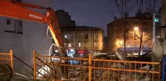 Kağıthane'de çöken metruk bina kontrollü şekilde yıkıldı