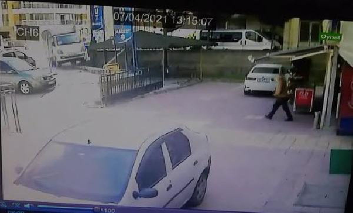 Son dakika haber! Kamyonetin altında kalmaktan kıl payı kurtuldular; o anlar kamerada