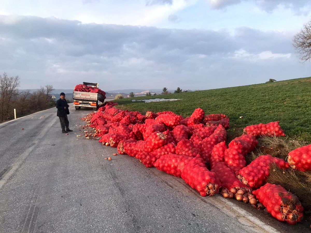 Kamyonun kasası kırılınca soğan çuvalları yola saçıldı