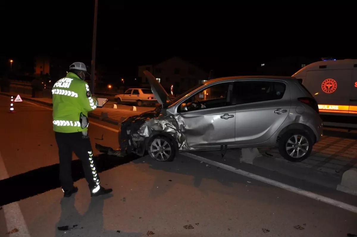 Karaman\'da çarpışan otomobiller kaldırıma savruldu: 1 yaralı