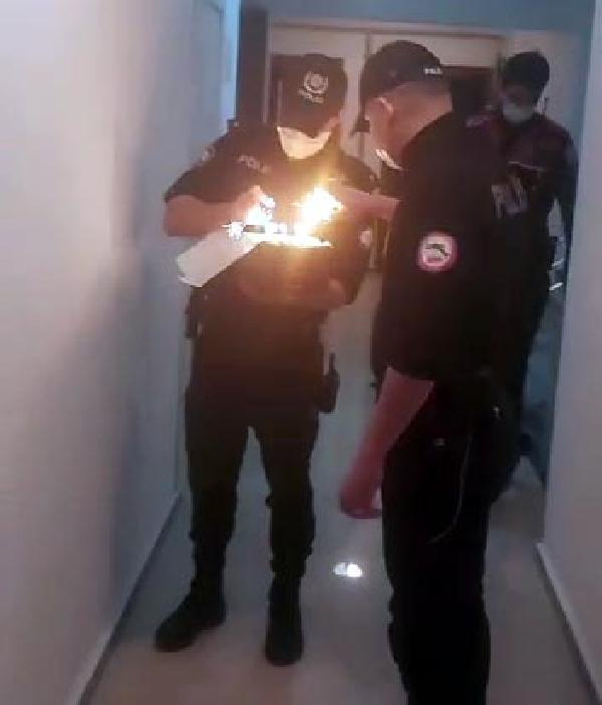 Karantinadaki Berkay\'a polisten doğum günü sürprizi